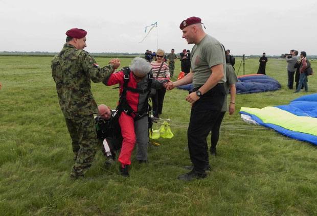 СКАКАЛА ПАДОБРАНОМ ДА РАЗУМЕ ЊЕГОВУ ЉУБАВ: У славу сина хероја и мајка парала облаке